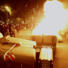 Barricada de foc a Barcelona, ahir a la nit, durant les protestes contra l’empresonament de Hasél.
