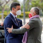 Sánchez saludant ahir el líder de l’UGT, Josep Maria Àlvarez, a l’arribar al congrés del sindicat.