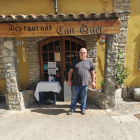 Josep Maria Camarasa en la entrada de su restaurante.