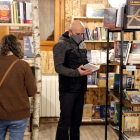 Dos clientes el pasado lunes en la nueva librería Natura Llibres, recién estrenada en la localidad de Alins, en la Vall Ferrera (Pallars Sobirà).