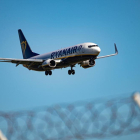 La Inspecció de Treball obliga Ryanair a deixar de cobrar l'aigua a la seua tripulació en els vols