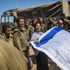 Civiles israelíes apoyan a los soldados estacionados en la frontera de Gaza, cerca de Sderot. 