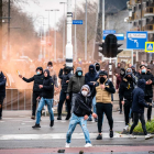 Tercera noche de violencia en Países Bajos contra el toque de queda