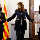 La presidenta del Parlament, Laura Borràs, ahir, flanquejada per Josep Maria Jové i Marta Vilalta, diputats i dirigents d’ERC.