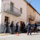 Els Mossos i policia local, davant de la casa d'Alcarràs on van detenir els acusats de tràfic de drogues.