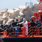 Llegada a puerto del barco de Salvamento Marítimo con los inmigrantes rescatados en Fuerteventura.