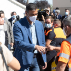 Pedro Sánchez saluda a efectivos de Protección Civil en Ávila.