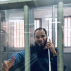 El rapero Pablo Hasel hablando a través de un teléfono en una de las cabinas de visita de la prisión de Ponent.
