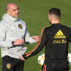 Robert Martínez conversa amb el seu jugador Eden Hazard durant un entrenament amb Bèlgica.