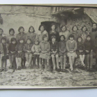 Les nenes del curs 1926/27, amb la mestra, Maria Guixa.