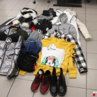 Les peces de roba recuperades pels Mossos d'Esquadra en un domicili dels detinguts.