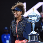 Naomi Osaka, con el trofeo como campeona en Australia.