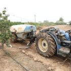 Imagen del tractor tras el accidente laboral que se produjo ayer por la mañana en Soses.