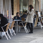 Clients consumint en una terrassa d'un bar de Carabanchel, a Madrid.