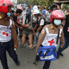 Sanitaris traslladen un manifestant ferit durant les protestes d’ahir a Birmània contra el cop d’estat.