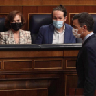 Pedro Sánchez passa per davant de Pablo Iglesias al Congrés.
