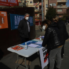 Recogida de firmas ayer en Lleida para reclamar una amnistía para todos los encausados por el ‘procés’.