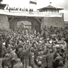 Fotografia històrica de l’alliberament del camp de Mauthausen per les tropes nord-americanes.