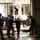 Manifestantes saquean una tienda en Barcelona, durante las protestas por el encarcelamiento de Pablo Hasél, ayer.