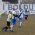 Un jugador del Ponts controla la pilota davant un futbolista de la Fuliola.