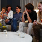 Trudeau seguint els resultat electorals amb la família.