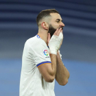 Karim Benzema se lamenta de una ocasión fallada frente al Cádiz.