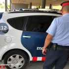 Imagen de archivo de un mossos junto a un vehículo policial.