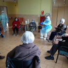 Actividades de grupo con los ancianos en la residencia de ancianos de Solsona.