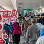 Diversos voluntaris van animar ahir els hongkonguesos a votar.