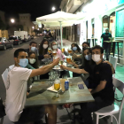 Un grupo de amigos en varias mesas de un restaurante en Lleida ayer después de las 23.00 horas.