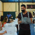 Un hombre acude a uno de los 2.500 centros de votación que había en todo el país.