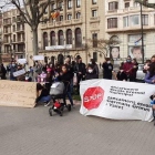 Un instante de la protesta ante la Paeria.