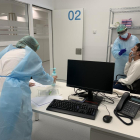 Una prueba PCR en el nuevo edificio del hospital Arnau.