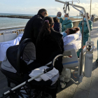 La madre del recién nacido tras encontrase con su bebé, su marido y sus otros hijos frente al mar.