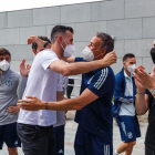 Busquets se abraza con el seleccionador, Luis Enrique, ayer a su llegada a la concentración.