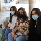 Tres jóvenes de Lleida con mascarilla, que es obligatoria desde el 19 de mayo de 2020.