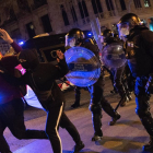 Agentes de los Mossos tratando de dispersar la manifestación en apoyo a Hasél, anoche en Barcelona.