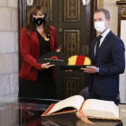 Laura Borràs entrega una senyera a Ander Gil durant la seua visita.