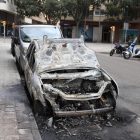 L'incendi en contenidors al carrer Riu Ter va acabar calcinant un vehicle.