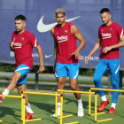 Jordi Alba y sus compañeros durante un ejercicio del entrenamiento del Barça en la Ciutat Esportiva.