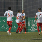 Jugadors del Lleida feliciten Marc Martínez al marcar el gol que va donar la victòria a l’equip.