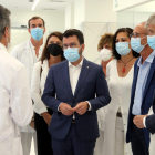 El president Aragonès, amb el conseller Argimon, ahir, visitant l’Hospital de Sant Joan Despí.