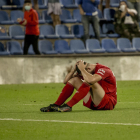 Los jugadores del Lleida acabaron desolados tras perder en Alicante y consumarse el descenso.
