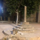 Un home s'enfila i tira a terra la creu medieval del monestir de Sant Cugat del Vallès