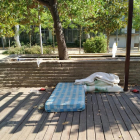 Colchones en los Camps Elisis, donde duermen algunas personas sin hogar