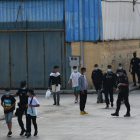 Agentes de la Policía de Ceuta acompañan a menores a las naves habilitadas para su acogida.