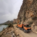 Maquinaria pesada trabajando en la carretera LV-9047 entre Sant Llorenç de Montgai y Camarasa donde ha habido caídas de rocas a causa de unos trabajos de saneamiento.