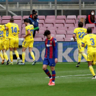 Els futbolistes del Cadis celebren el gol d’Álex Fernández, amb el qual van sumar un punt al Camp Nou davant d’un Barça que no va saber retallar més respecte a l’Atlètic.