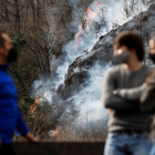 Persones observant l’evolució de les flames des d’Endarlatsa, a Guipúscoa.