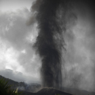 Los gases y las cenizas del volcán están oscureciendo el cielo de la isla canaria de La Palma.
